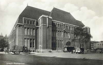 1102 Gezicht op de voorgevel van het hoofdpostkantoor (Neude 11) te Utrecht.
